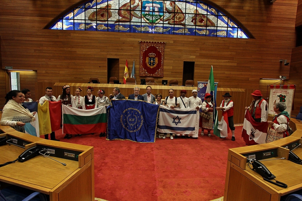 Foto da noticia:Santalices recibe no Parlamento a unha delegación do VII Festival Internacional da Canción Popular