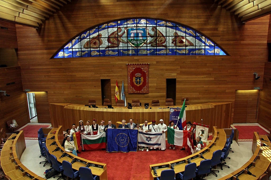 Santalices recibe no Parlamento a unha delegación do VII Festival Internacional da Canción Popular