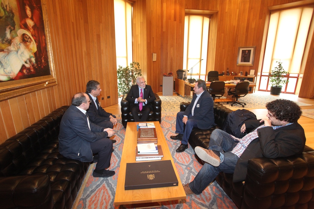 Foto da noticia:O presidente do Parlamento recibe a representantes das federacións galega e española de xadrez
