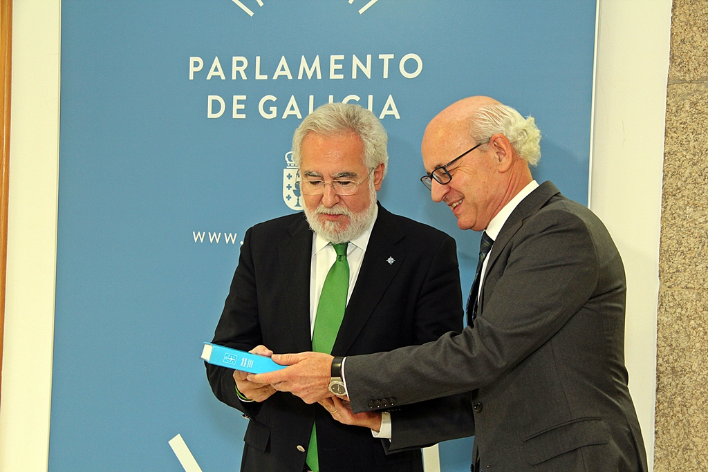 Foto da noticia:O fiscal superior de Galicia entrega a Memoria de 2016 ao presidente do Parlamento 