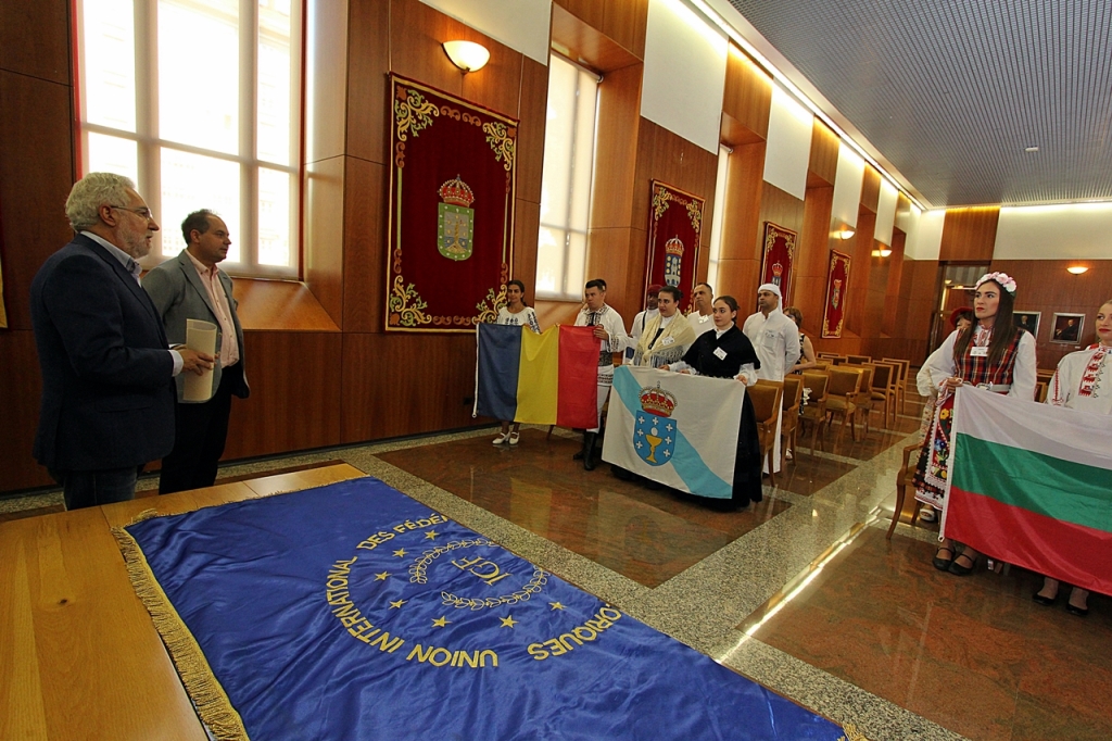 Santalices recibe no Parlamento a unha delegación do VII Festival Internacional da Canción Popular