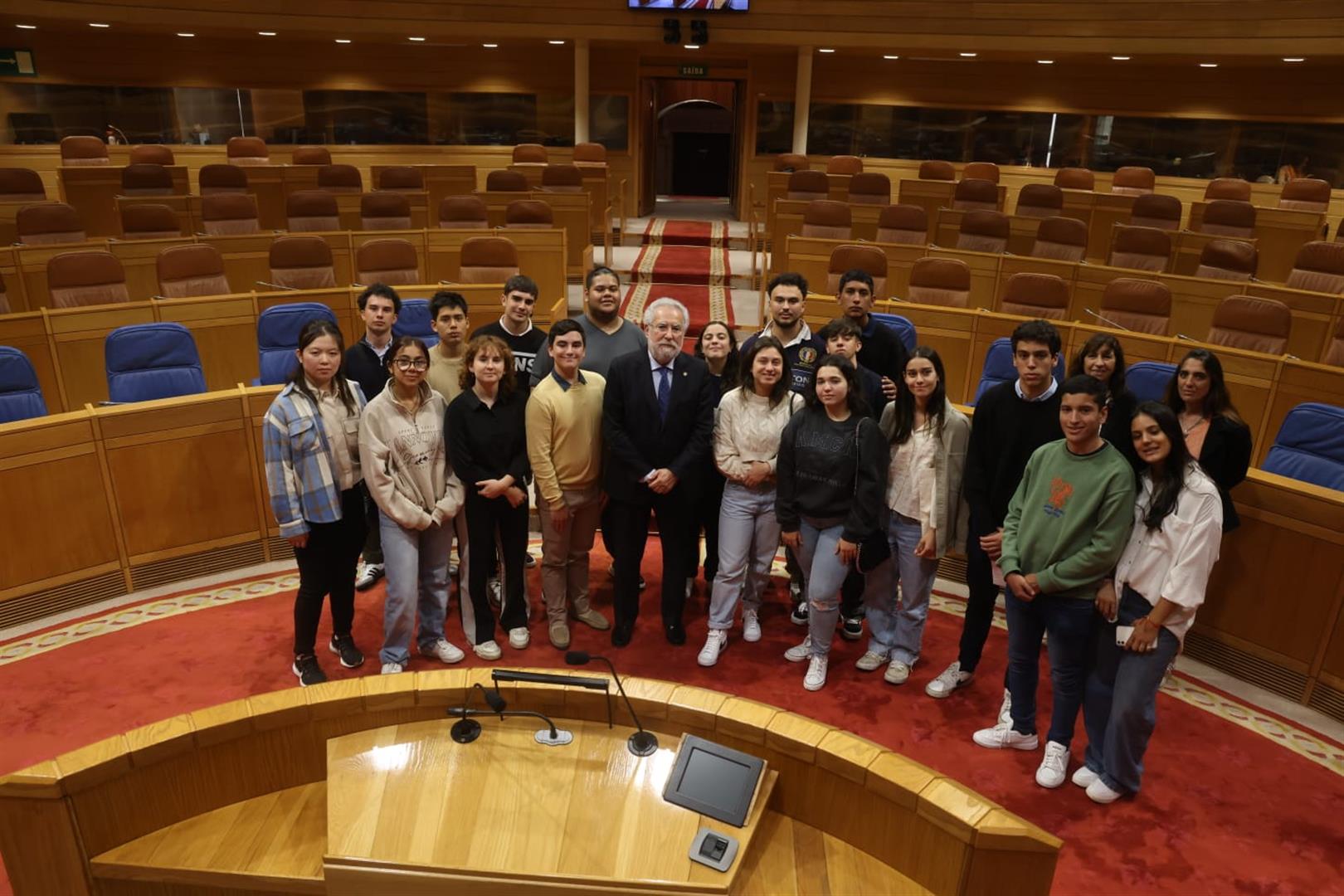 Foto da noticia:Alumnado da XV promoción do Instituto Santiago Apóstolo de Bos Aires visita o Parlamento de Galicia         