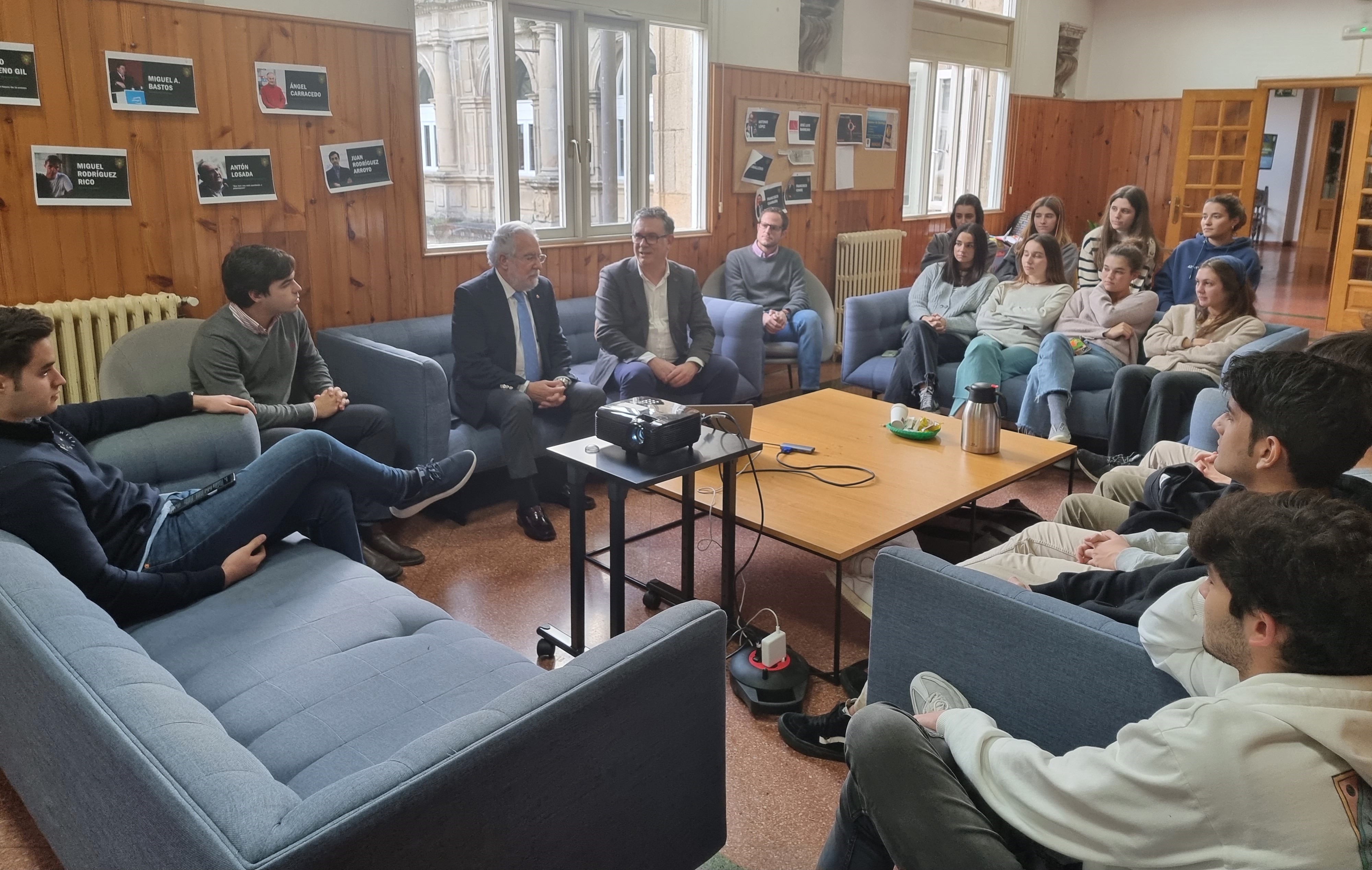 Santalices Vieira participa nun coloquio co alumnado do Colexio Maior San Agustín, en Santiago de Compostela