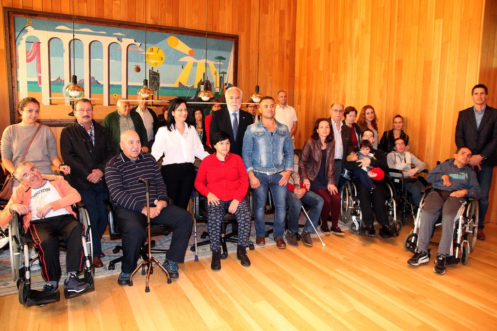 Foto da noticia:Persoas usuarias do Centro de Atención Diurna Terapéutica da Asociación Sarela visitan o Parlamento de Galicia