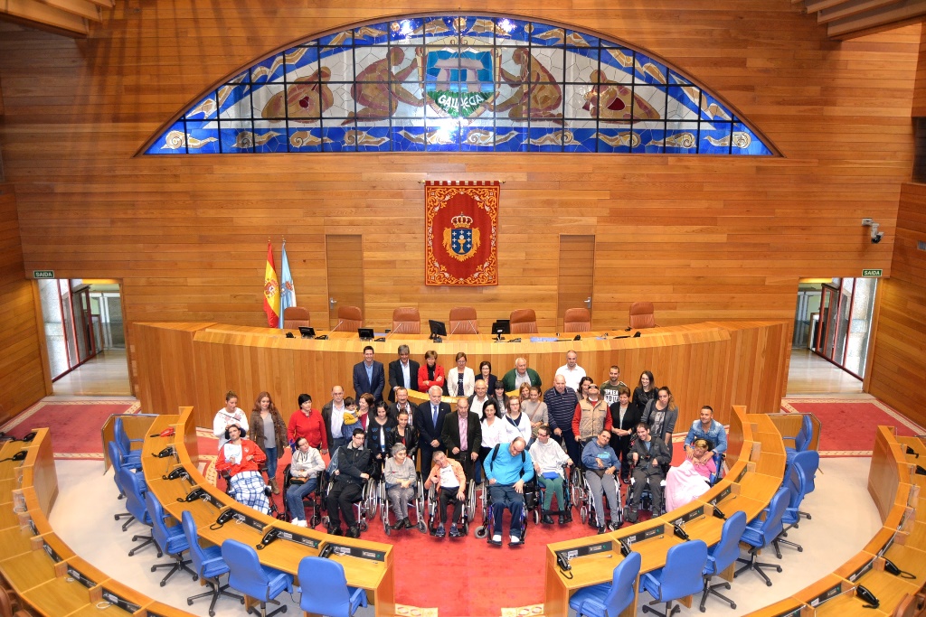 Persoas usuarias do Centro de Atención Diurna Terapéutica da Asociación Sarela visitan o Parlamento de Galicia