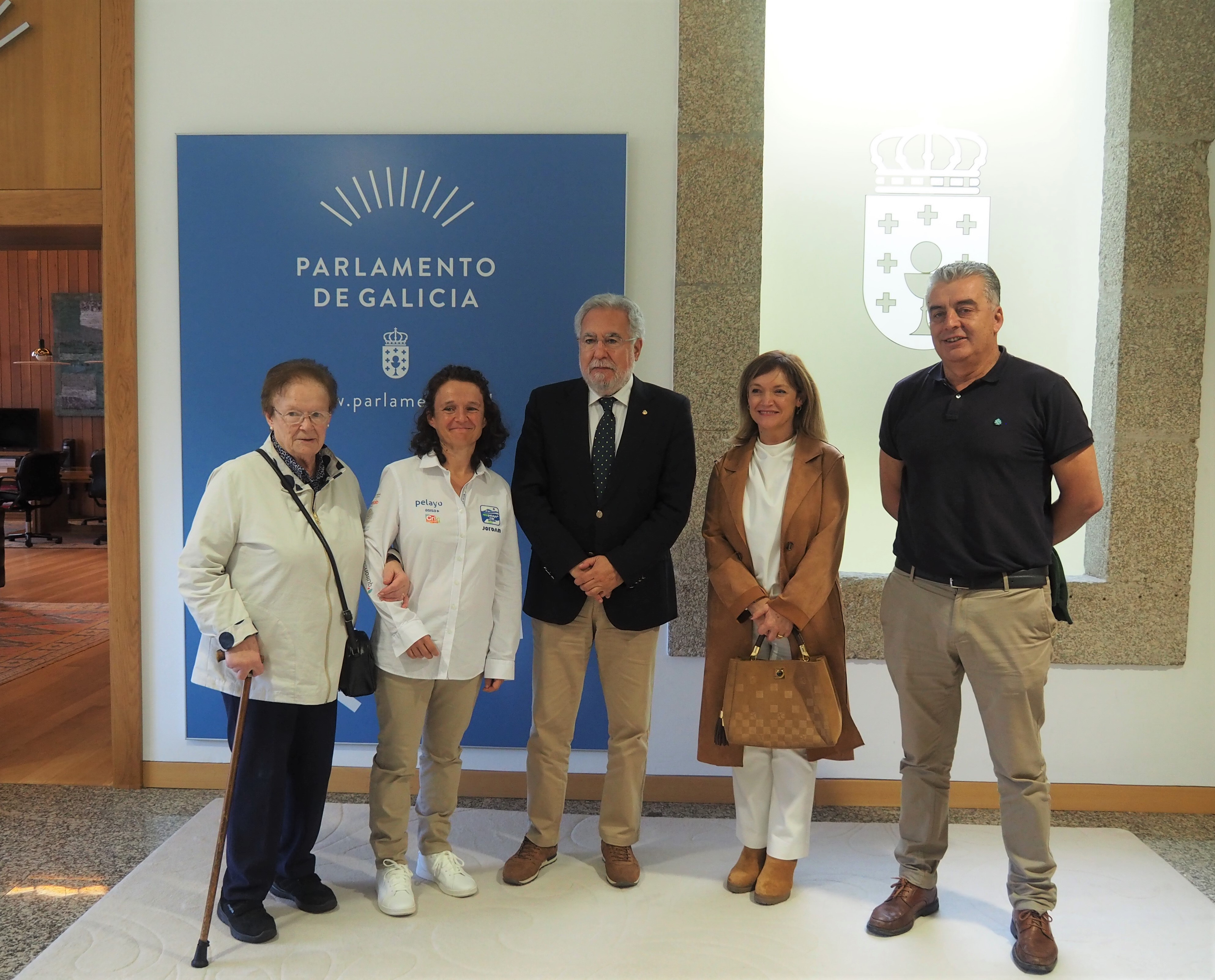 Foto da noticia:O presidente do Parlamento recibe á galega que participará no Reto Pelayo Vida, que busca sensibilizar sobre a prevención do cancro