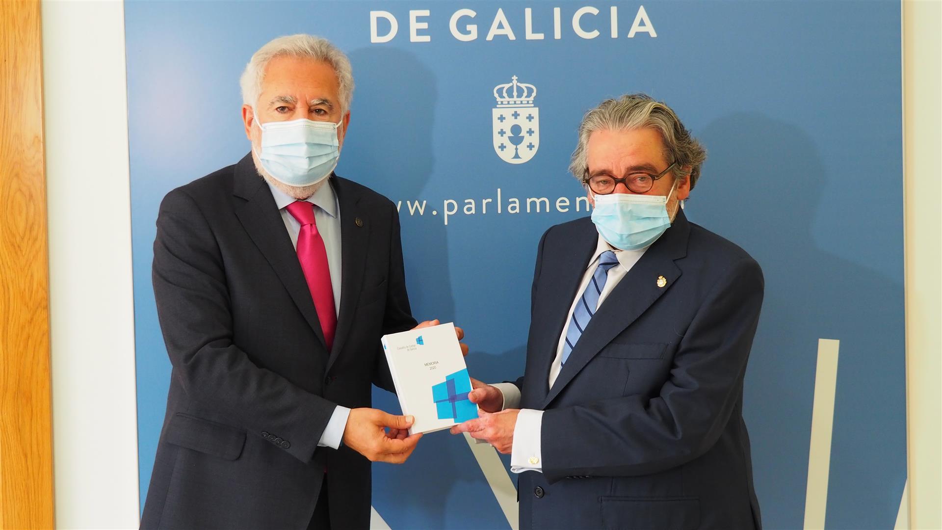 Foto da noticia:O Consello de Contas entrega ao Parlamento a memoria anual de 2020, os informes de fiscalización xerais referidos a 2019 e os informes específicos