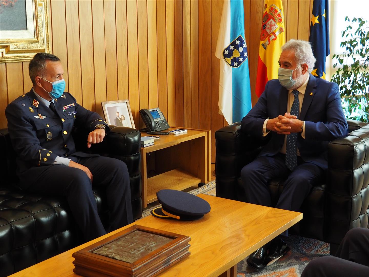 Foto da noticia:Visita protocolaria do comandante militar aéreo de Santiago ao Parlamento de Galicia