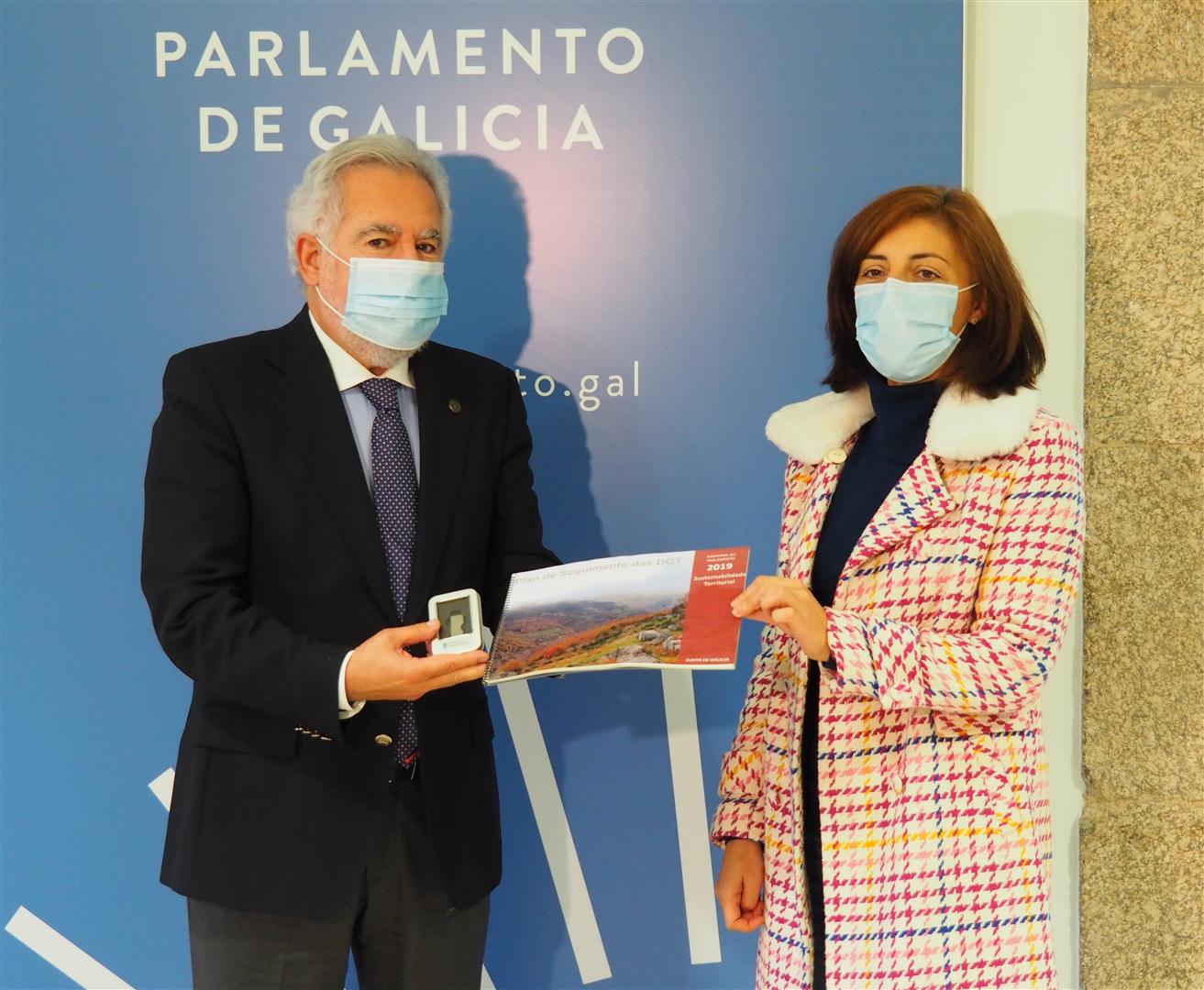 Foto da noticia:A conselleira de Medio Ambiente entrega a memoria das Directrices de Ordenación do Territorio ao presidente do Parlamento