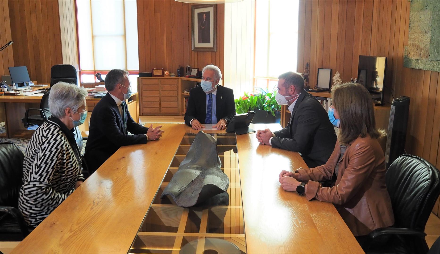 Foto da noticia:O CES entrega ao Parlamento unha declaración institucional de apoio á Economía Social de Galicia