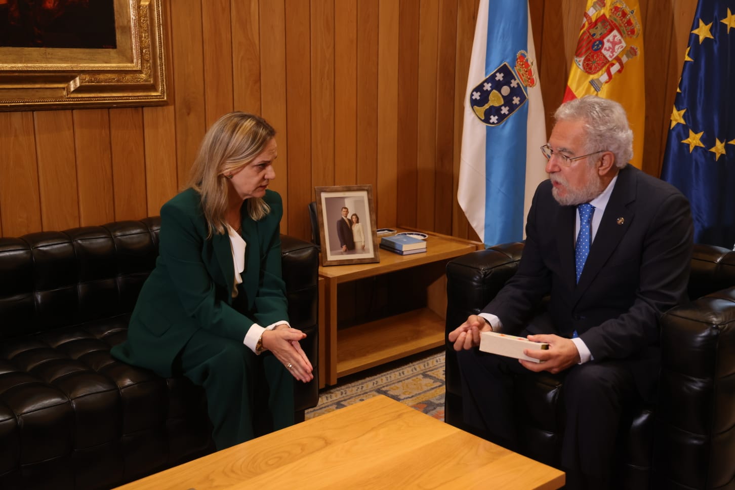 Foto da noticia:A valedora do Pobo entrega ao Parlamento de Galicia o Informe ordinario de 2022