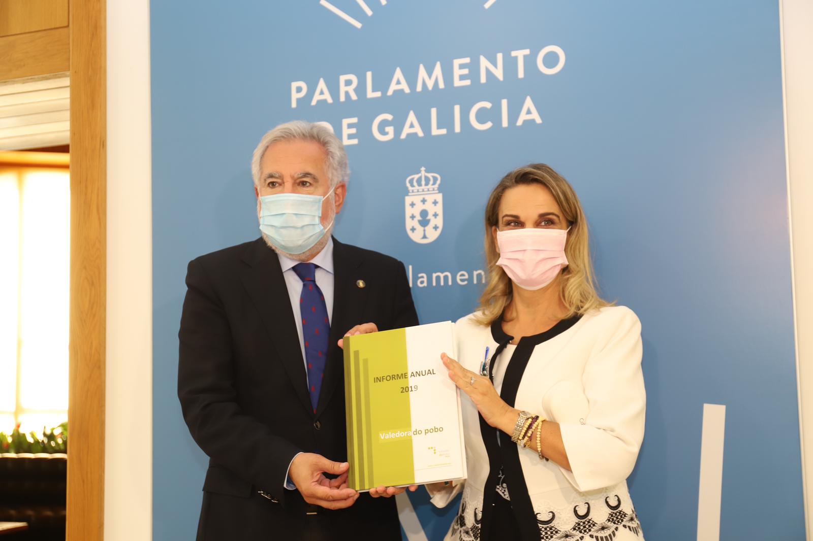 Foto da noticia:A valedora do Pobo entrega ao presidente do Parlamento o Informe ordinario de 2019