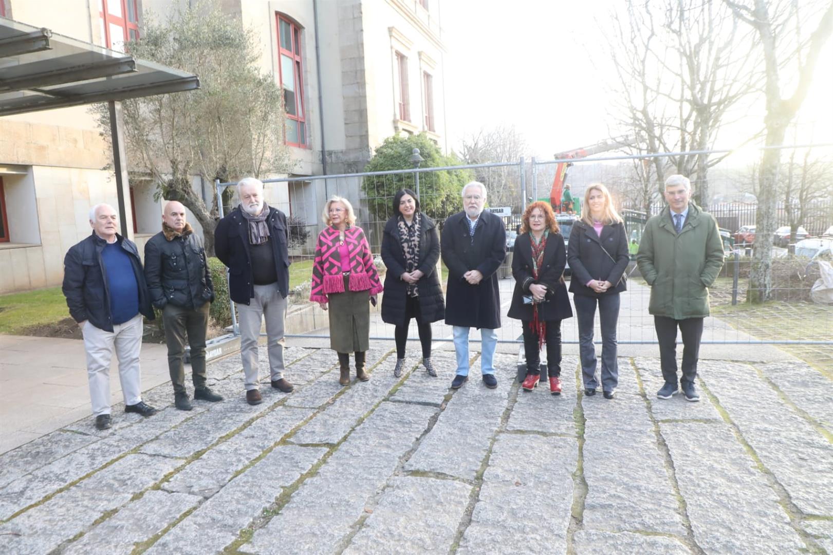 A Mesa do Parlamento de Galicia supervisa o inicio das obras de mellora da accesibilidade ao Pazo do Hórreo