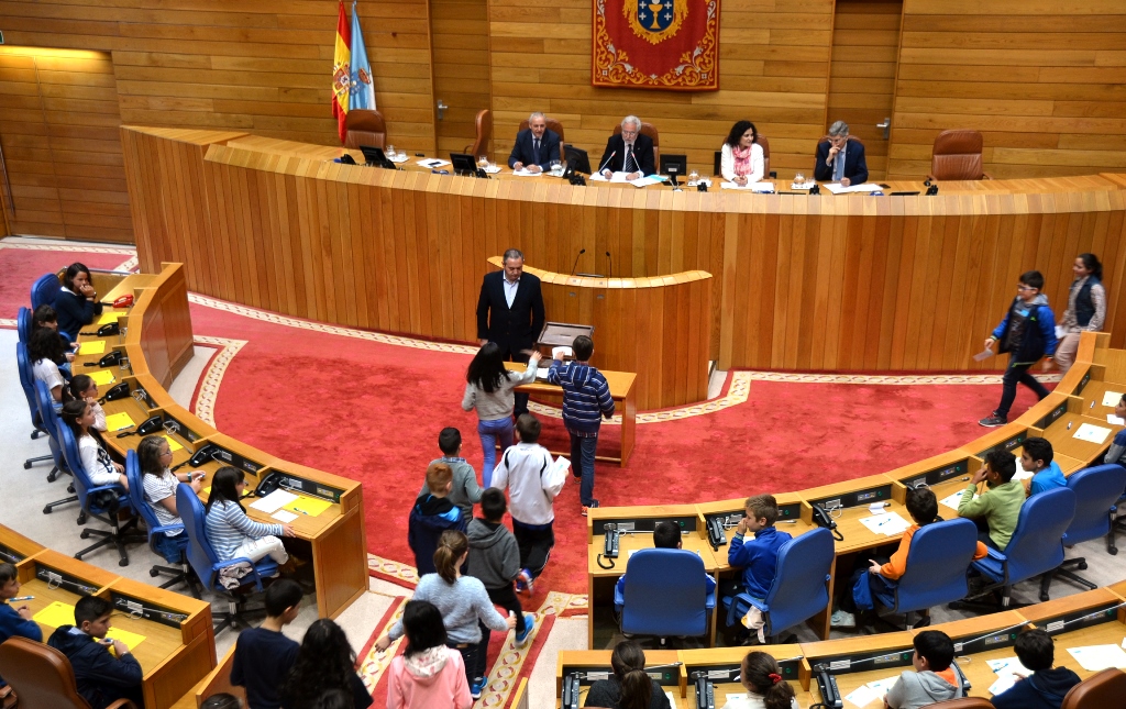 Foto da noticia:Santalices anima aos escolares a asumir compromisos para asegurar o bo funcionamento da sociedade