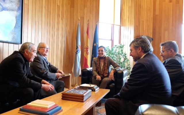 Foto da noticia:O Padroado do Museo do Pobo Galego entrega á presidenta do Parlamento o libro 'Galicia: un pobo con futuro?'