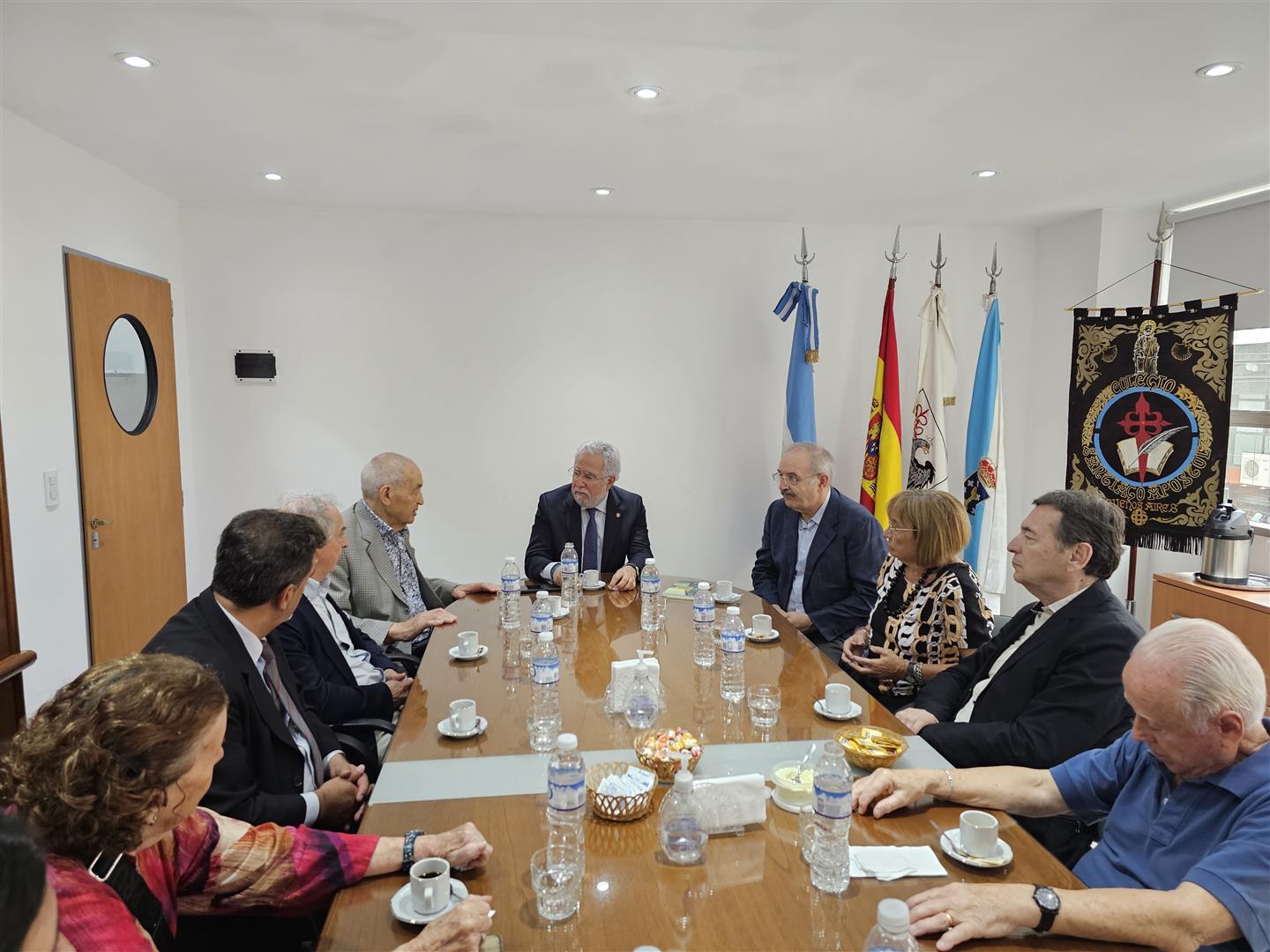 Foto da noticia:O presidente do Parlamento de Galicia visita o Instituto Santiago Apóstolo de Buenos Aires