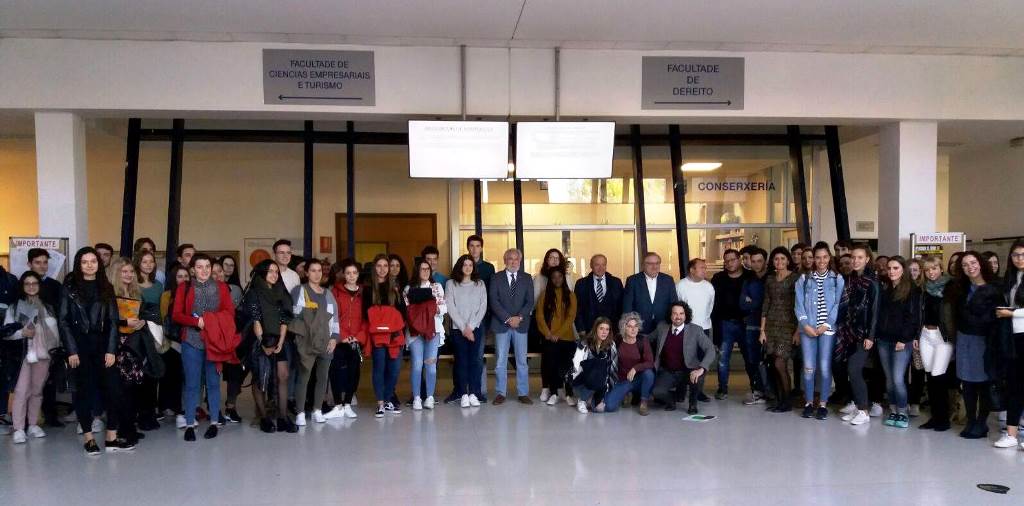 Foto da noticia:Santalices anima aos universitarios a coñecer e usar as iniciativas de participación cidadá que ofrece o Parlamento de Galicia