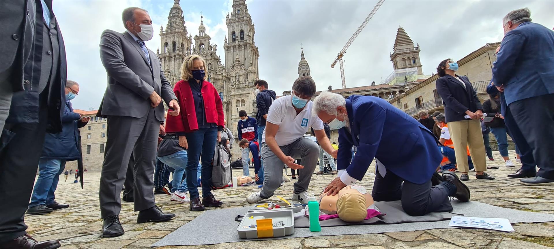 O presidente do Parlamento de Galicia, Miguel Ángel Santalices, practica un simulacro de reanimación cardiopulmonar