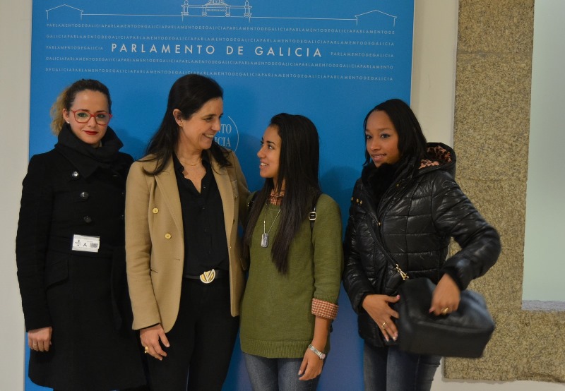 O Parlamento de Galicia recibe a visita dunha alumna gañadora do concurso de oratoria de Panamá