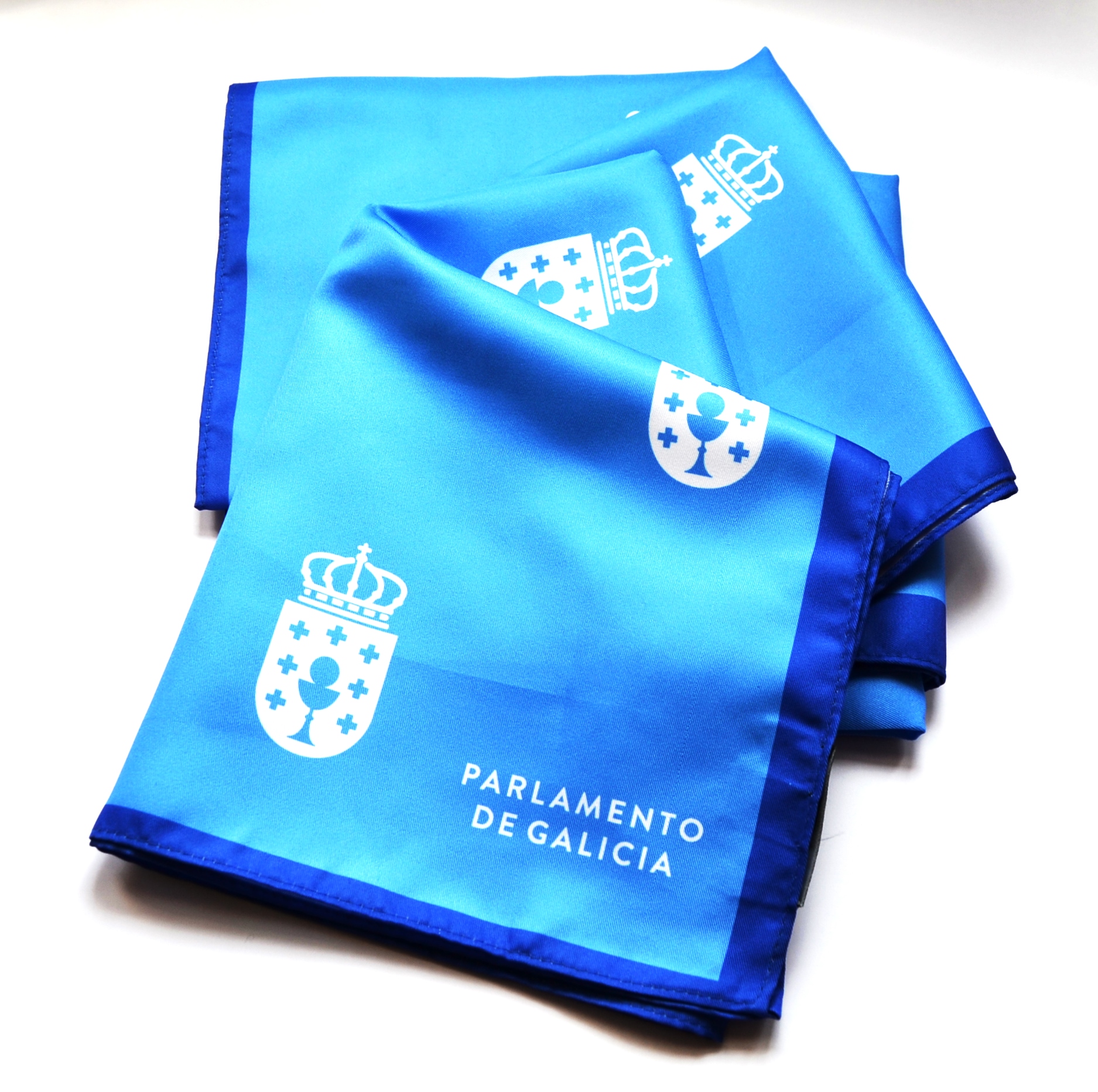 Panos de cor azul con motivos do escudo do Parlamento de Galicia 